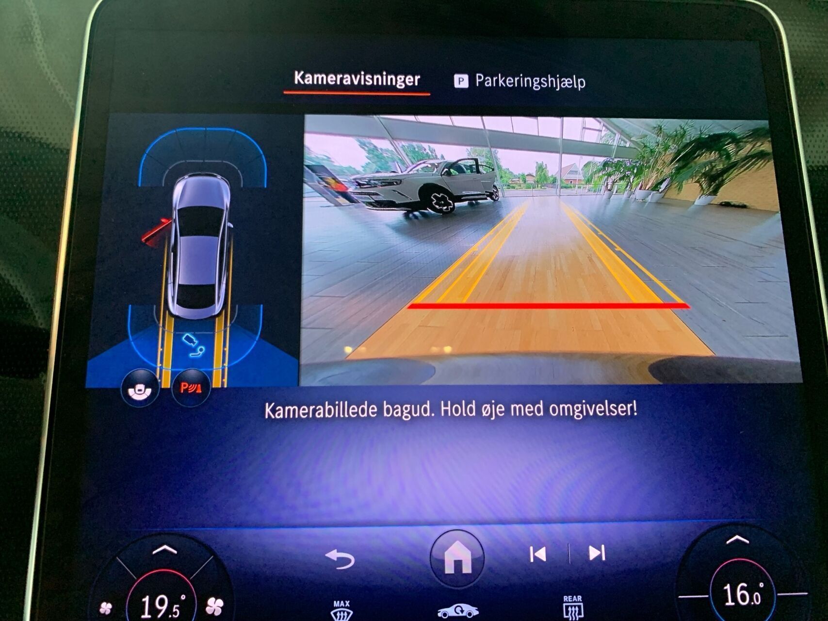 Sort Mercedes EQE 350+ fra 2024