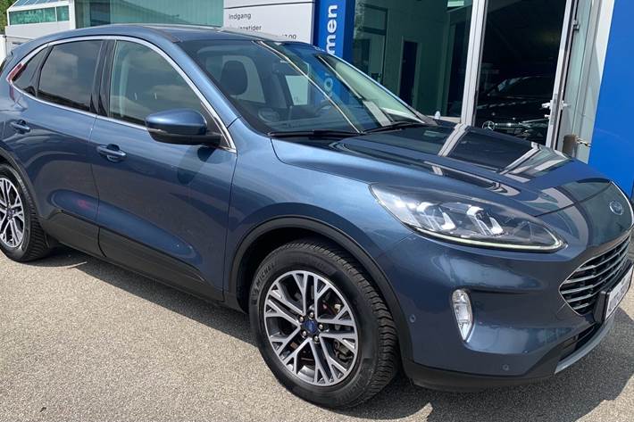 Blå Ford Kuga fra 2021 set udefra