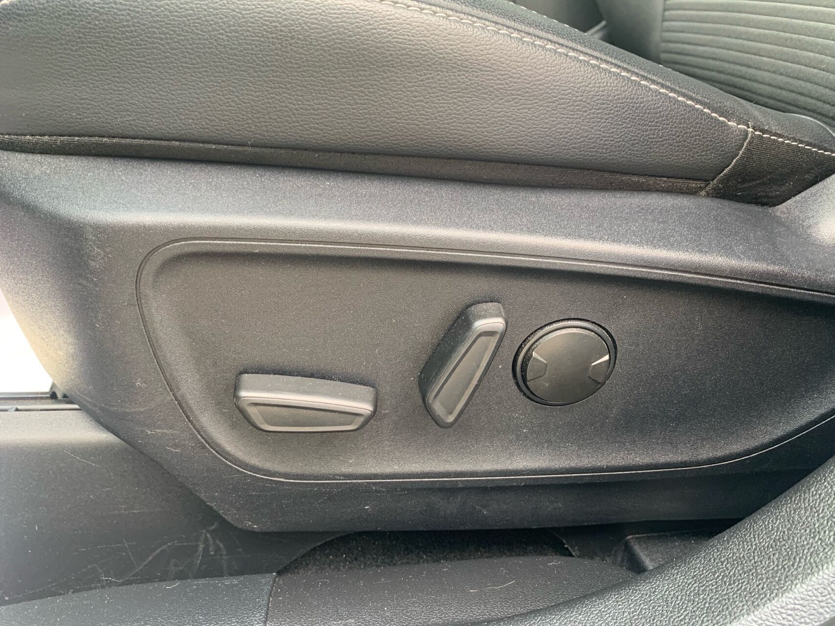 Blå Ford Kuga fra 2021