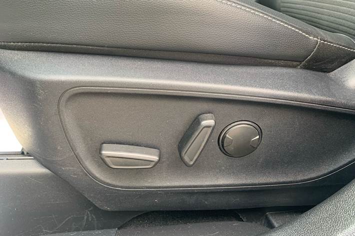 Blå Ford Kuga fra 2021