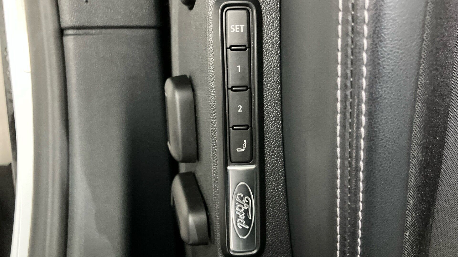 Hvid Ford Explorer fra 2024