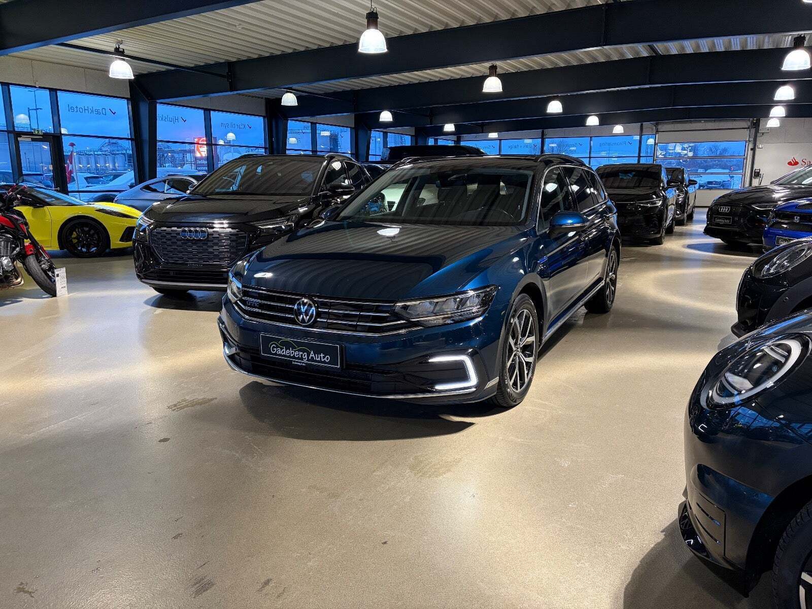 Blå VW Passat fra 2021