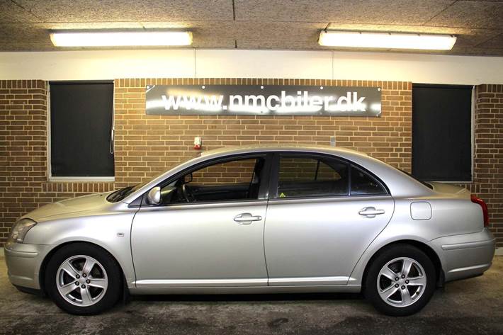 Sølv Toyota Avensis fra 2006
