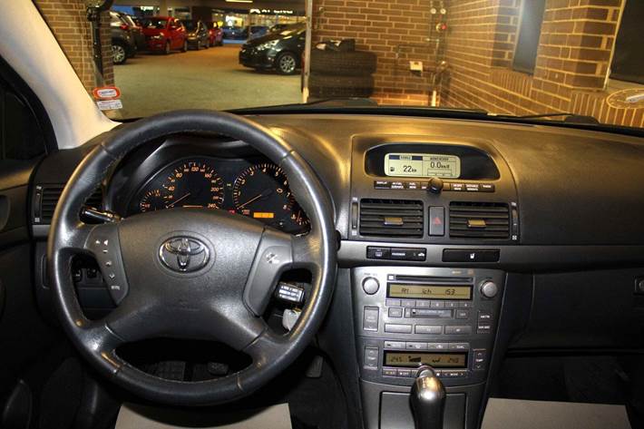 Sølv Toyota Avensis fra 2006