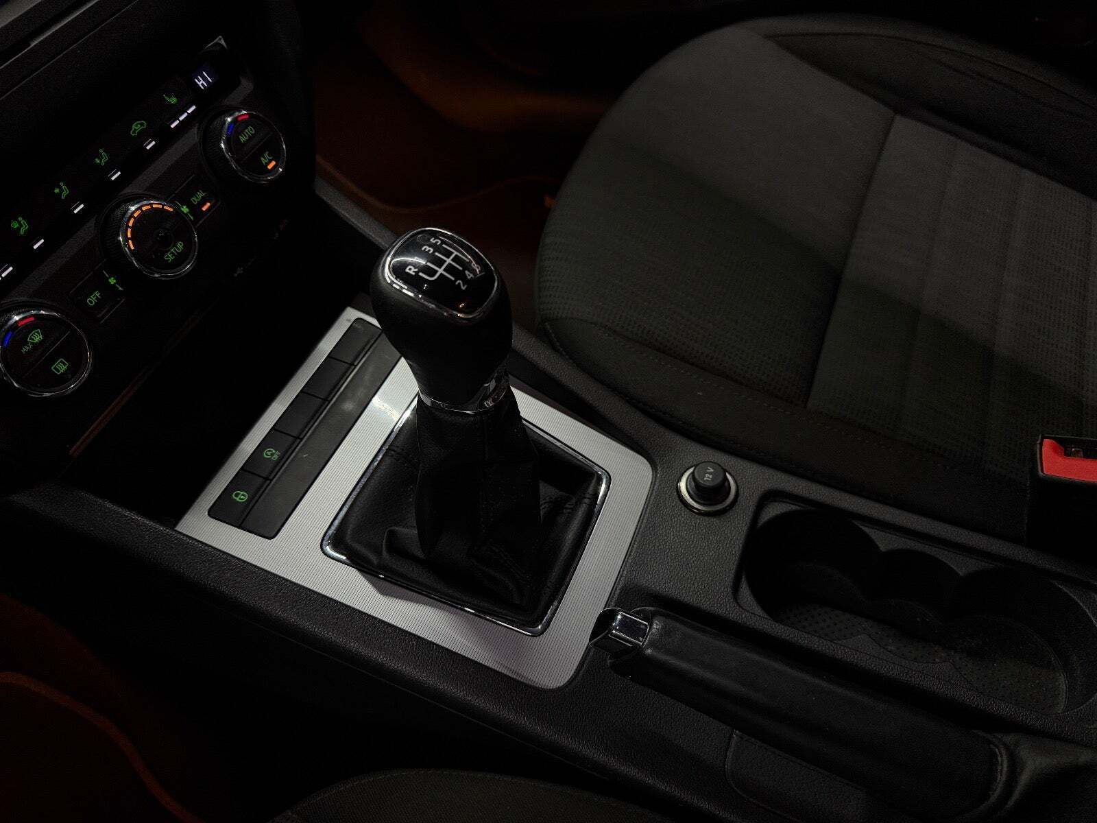 Grå Skoda Octavia fra 2015