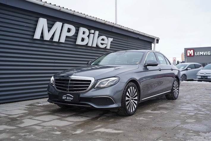 Grå Mercedes E350 e fra 2017 set udefra