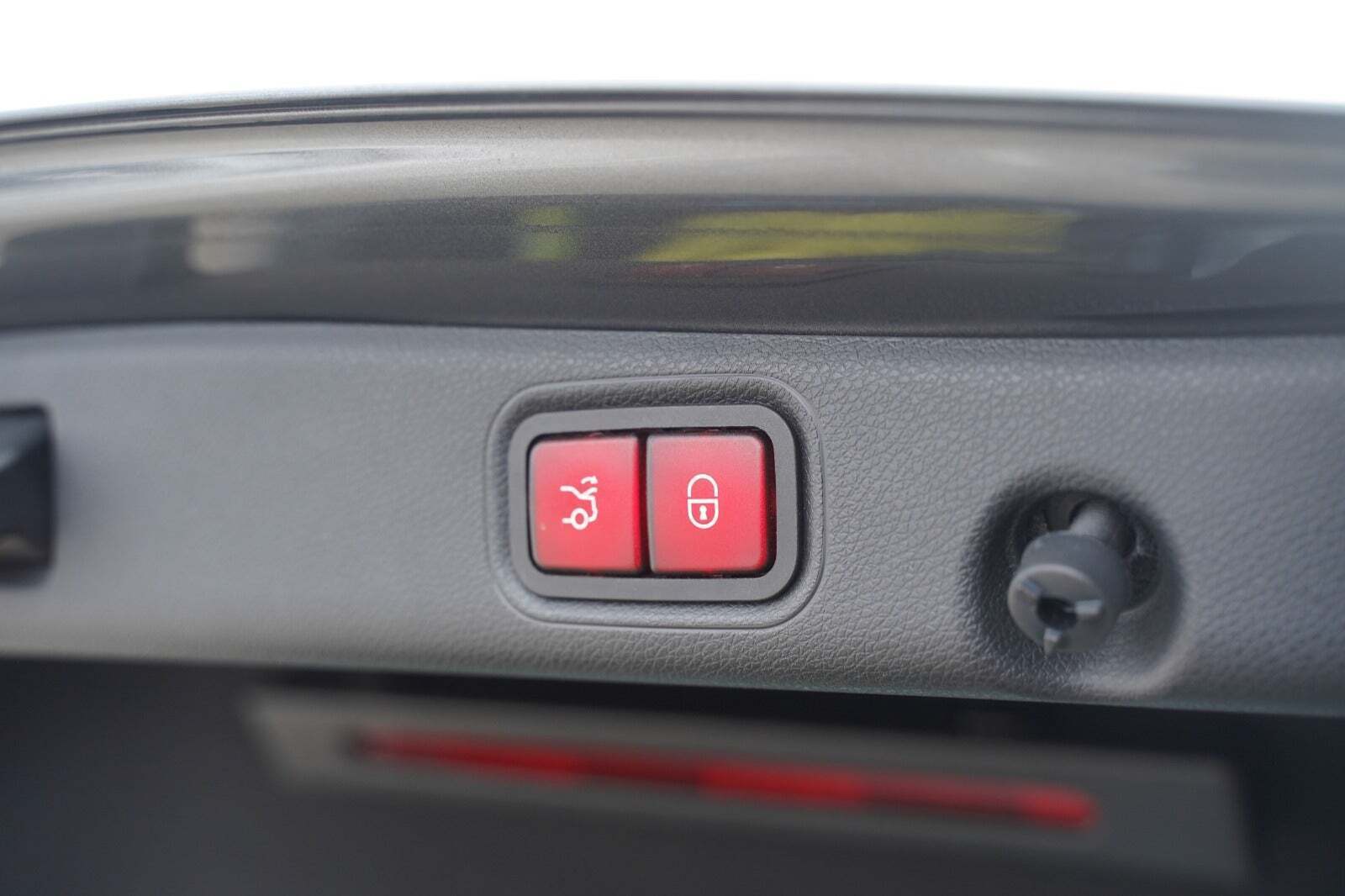 Grå Mercedes E350 e fra 2017