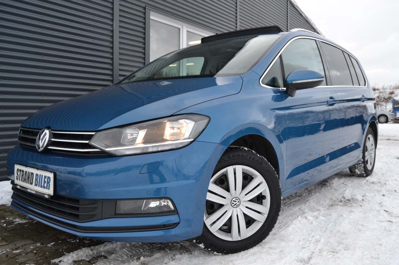 Blå VW Touran fra 2019