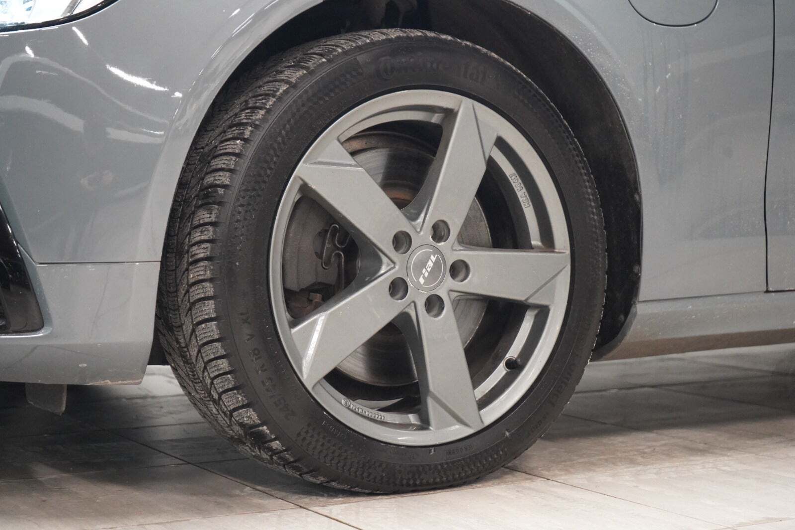 Grå Volvo V90 fra 2022