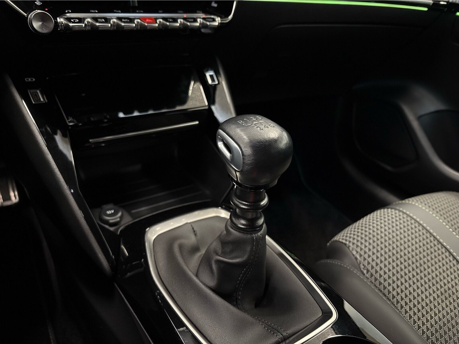 Hvid Peugeot 208 fra 2024