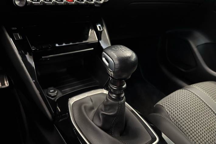 Hvid Peugeot 208 fra 2024