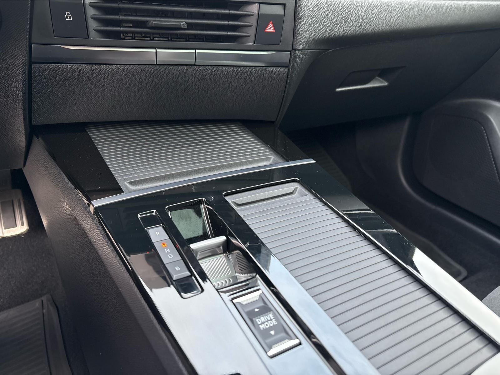 Blå Opel Astra-e fra 2023