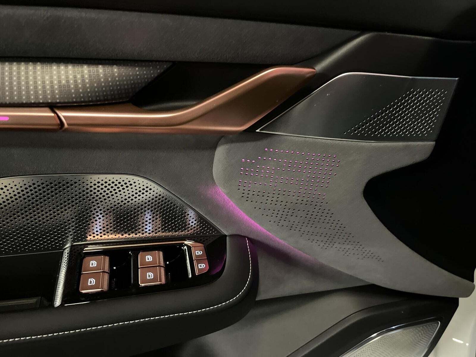 Hvid Zeekr 001 fra 2025