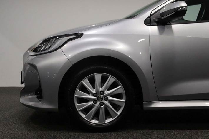 Sølv Toyota Yaris fra 2021