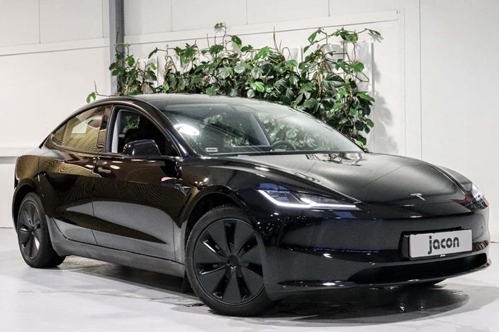 Sort Tesla Model 3 fra 2024 set udefra