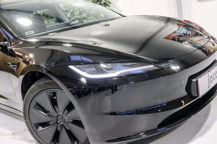 Sort Tesla Model 3 fra 2024