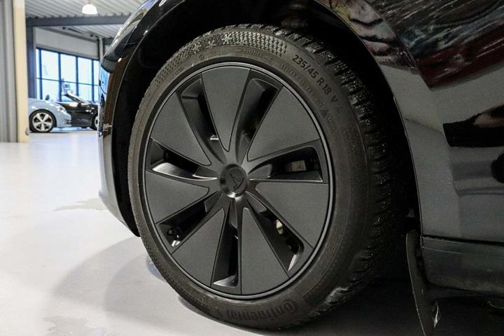 Sort Tesla Model 3 fra 2024