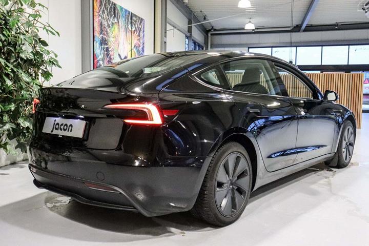 Sort Tesla Model 3 fra 2024