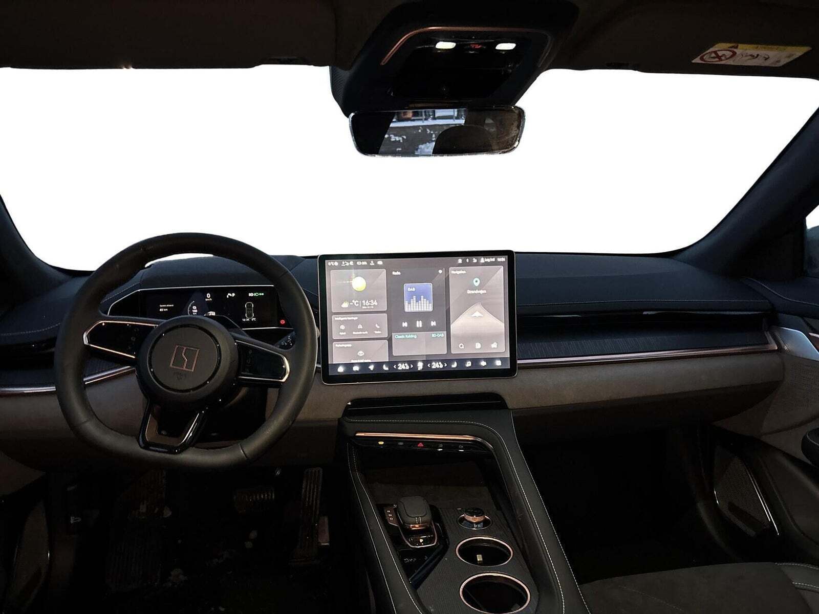 Hvid Zeekr 001 fra 2025