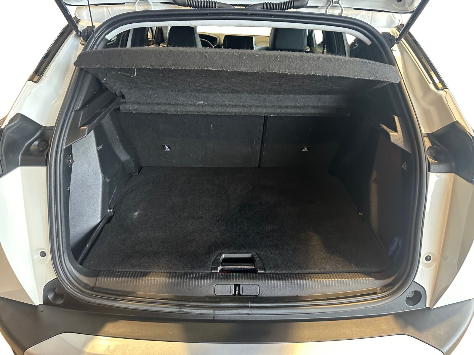 Hvid Peugeot e-2008 fra 2021