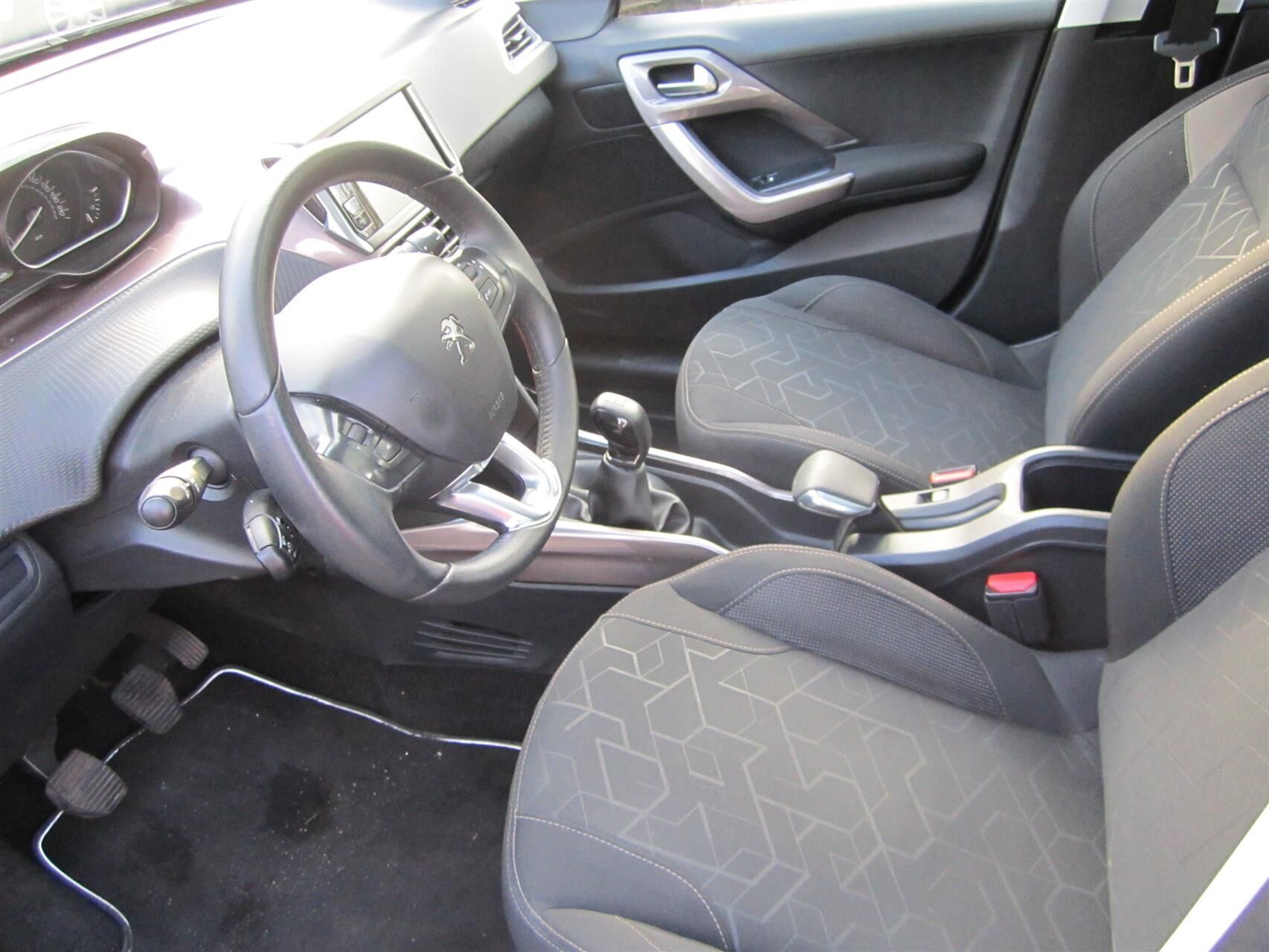 Peugeot 2008 1,2 VTi Allure Sky 82HK