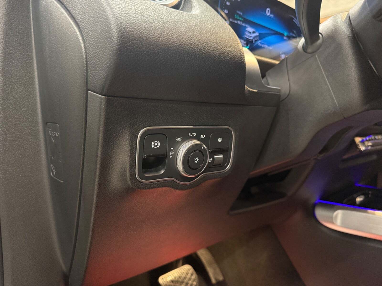 Hvid Mercedes EQB300 fra 2022