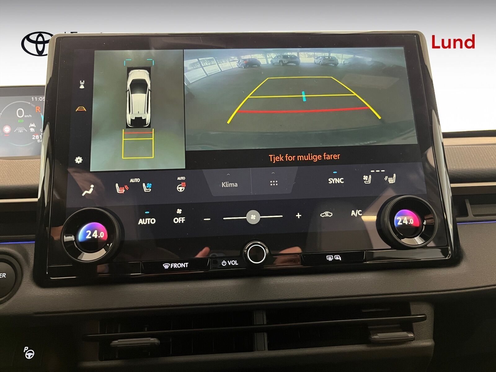 Blå Toyota BZ4X fra 2025