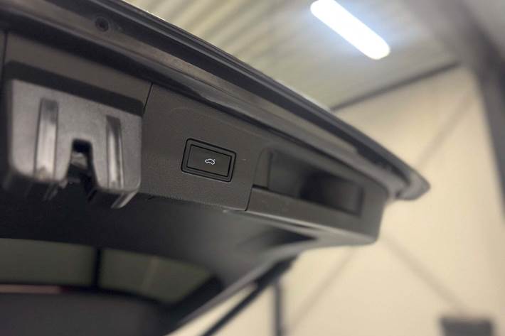 Sort VW Passat fra 2016