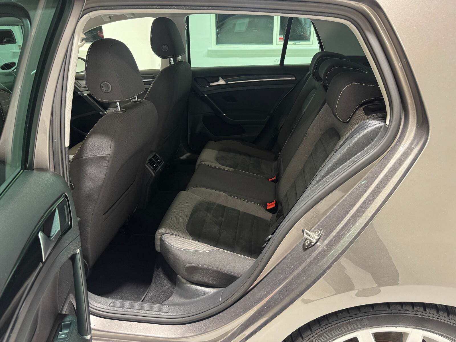 Grå VW Golf VII fra 2013