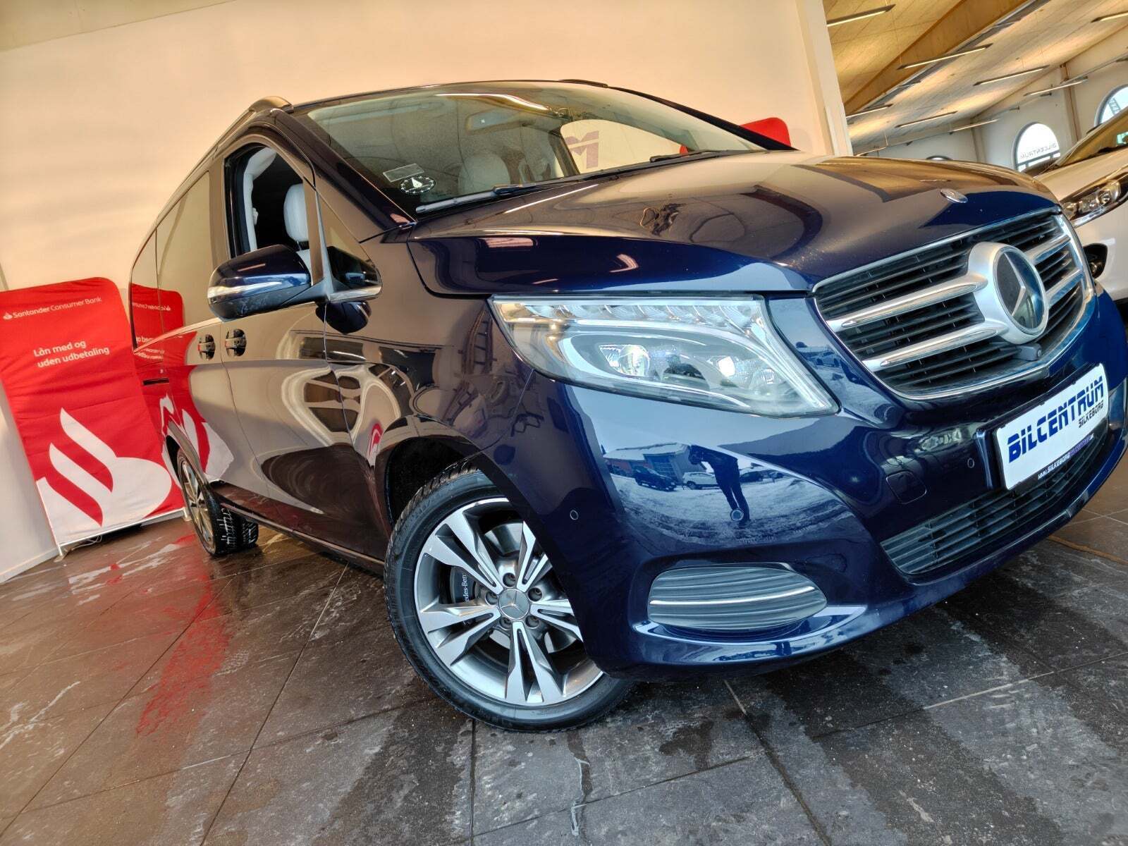 Blå Mercedes V250 d fra 2014