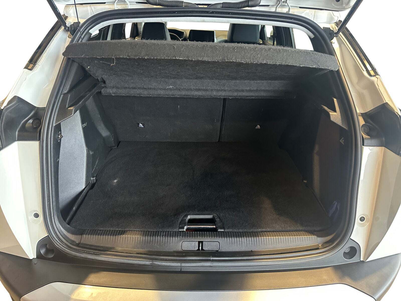 Hvid Peugeot e-2008 fra 2021