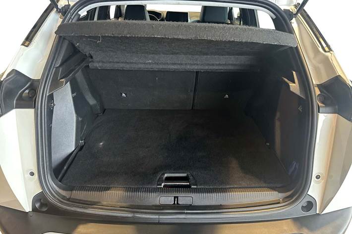 Hvid Peugeot e-2008 fra 2021