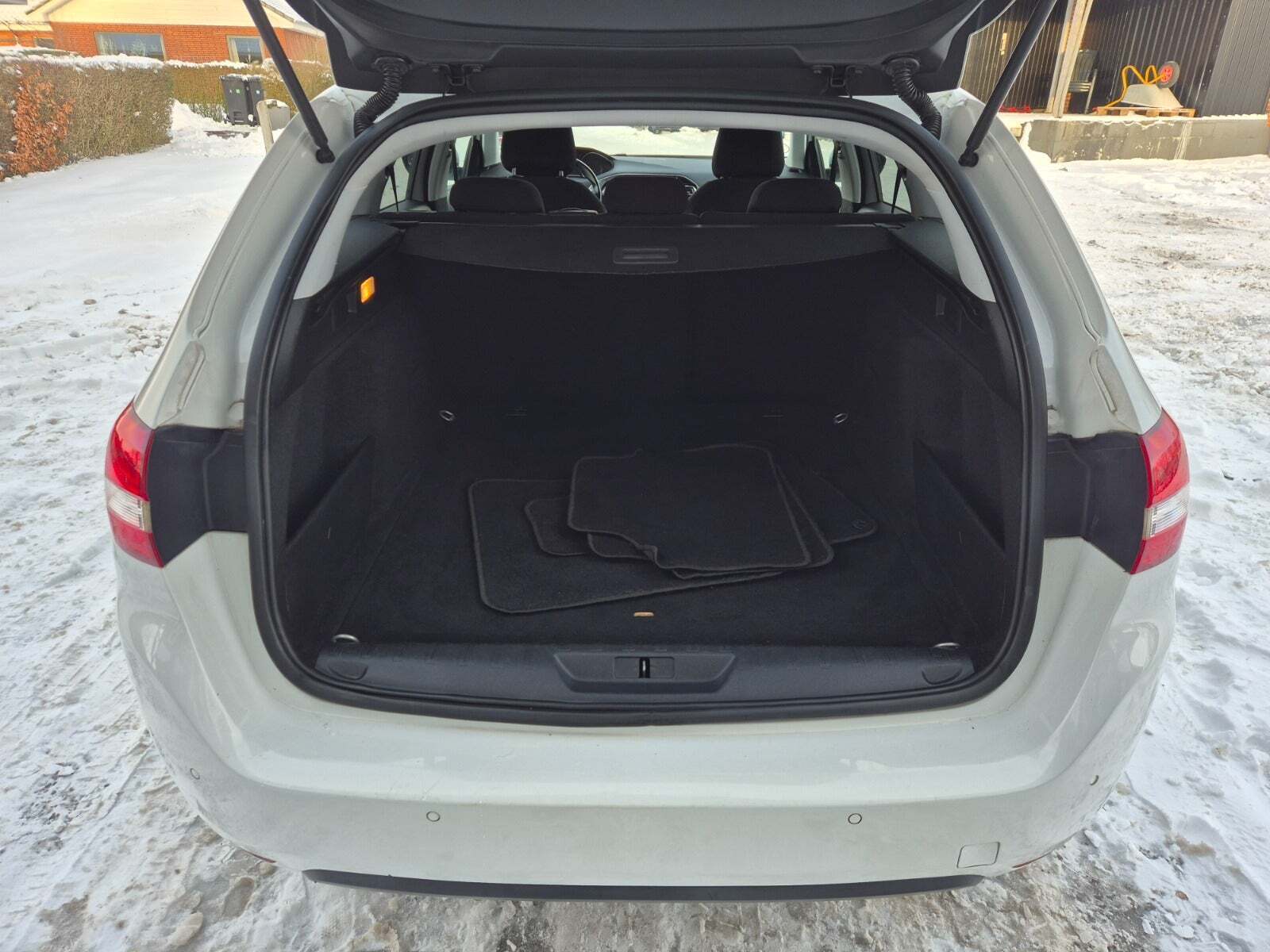 Grøn Peugeot 308 fra 2016