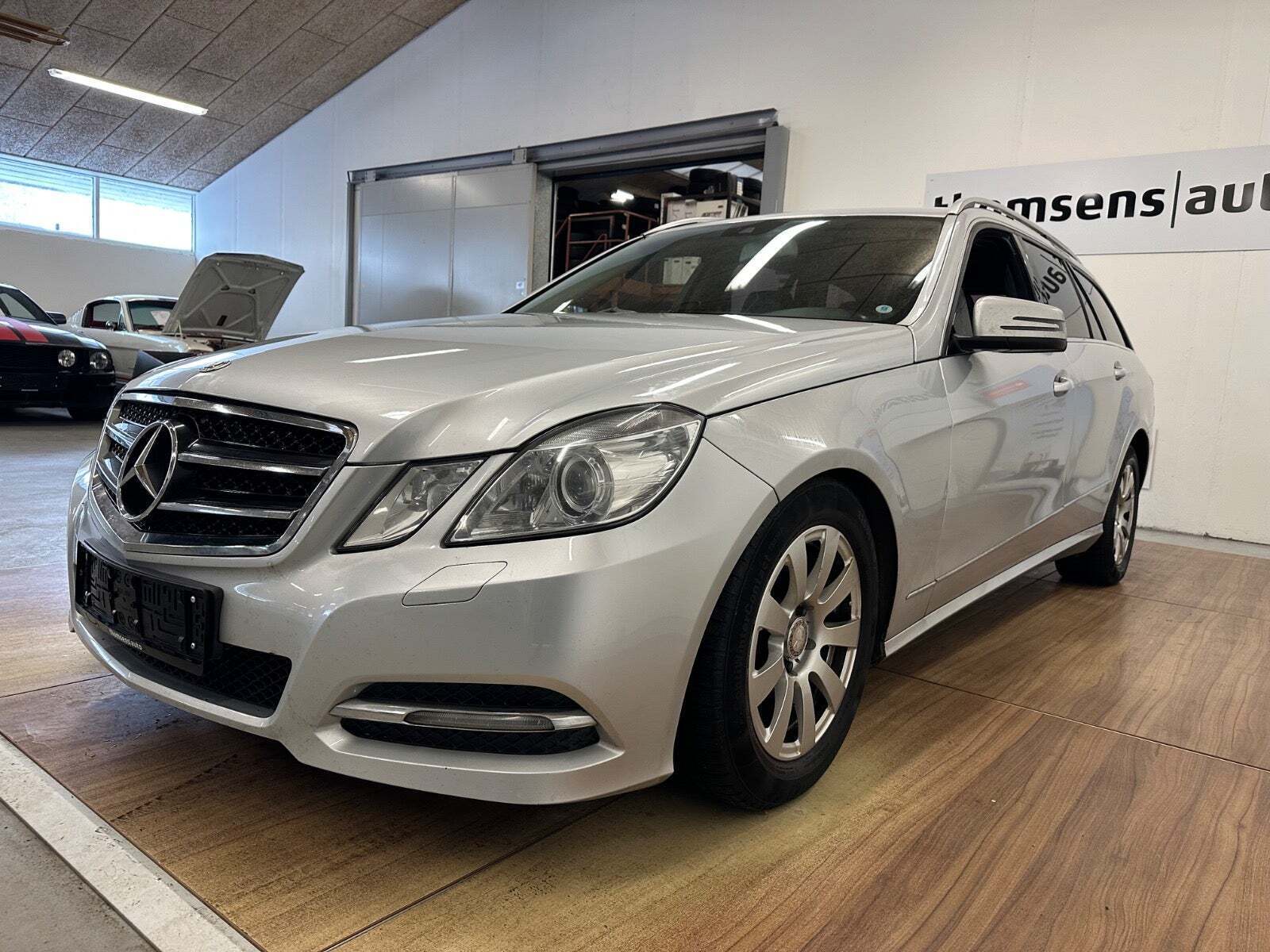 Sølv Mercedes E200 fra 2011
