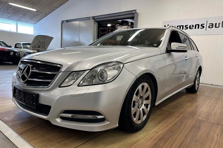 Sølv Mercedes E200 fra 2011