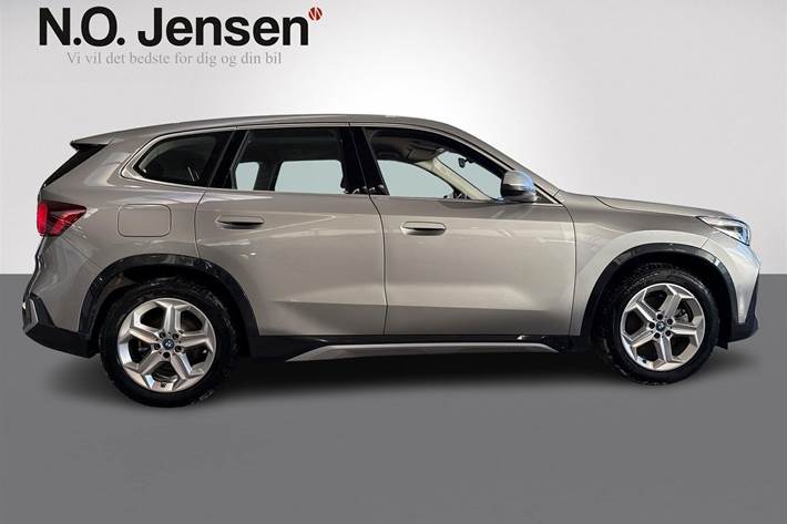 Sølv BMW iX1 fra 2023