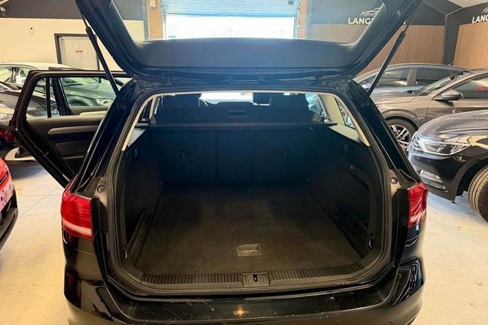 Sort VW Passat fra 2017