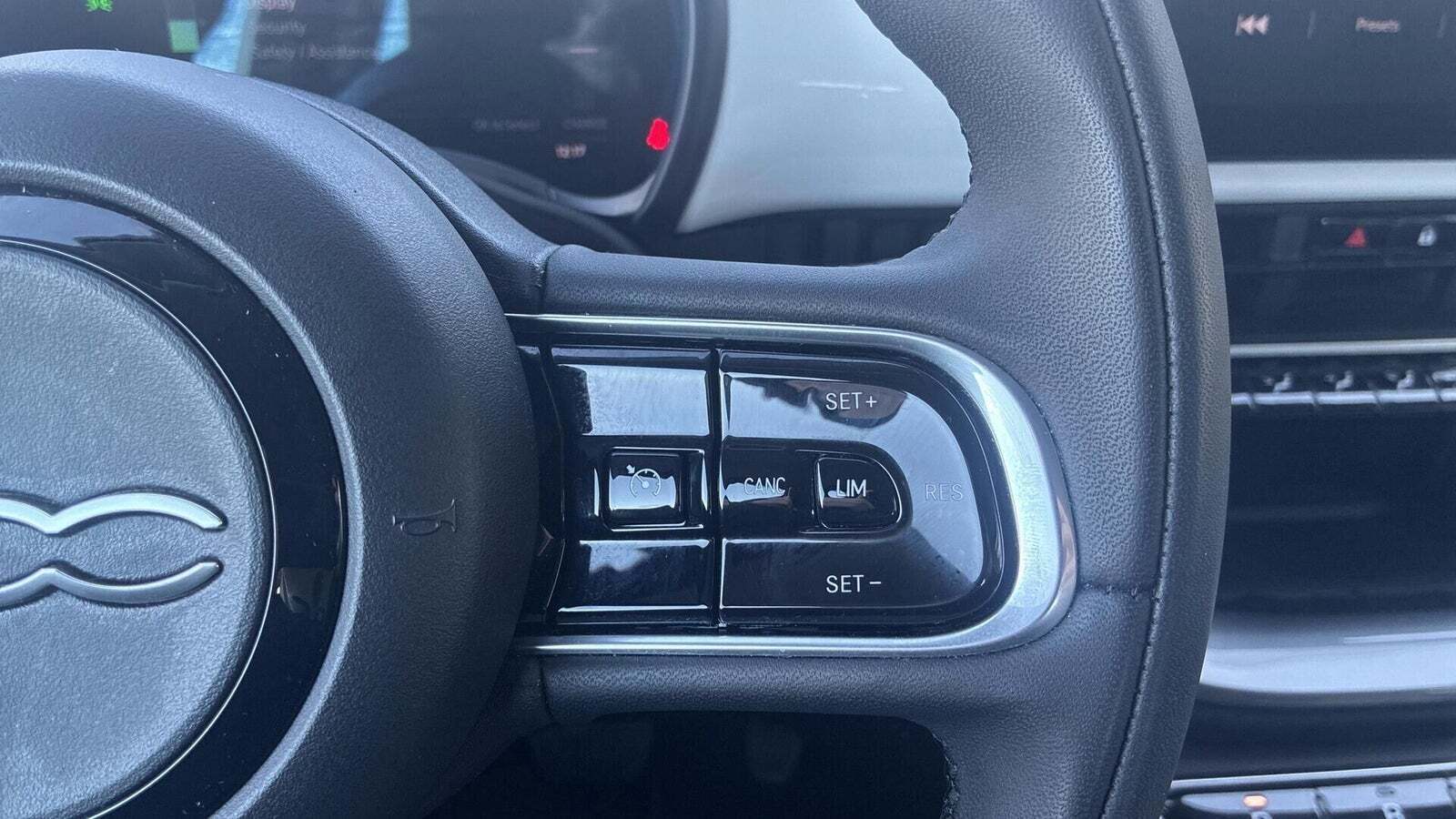 Hvid Fiat 500e fra 2023