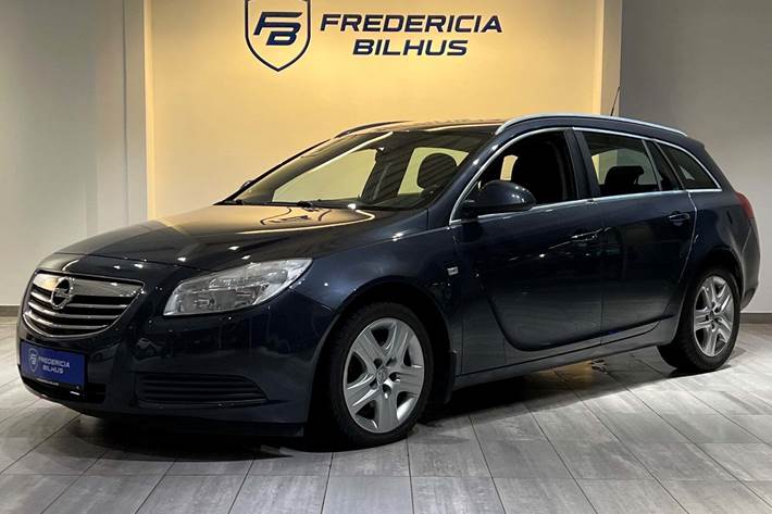 Grå Opel Insignia fra 2010 set udefra