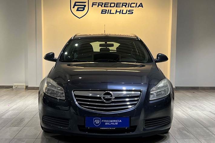 Grå Opel Insignia fra 2010