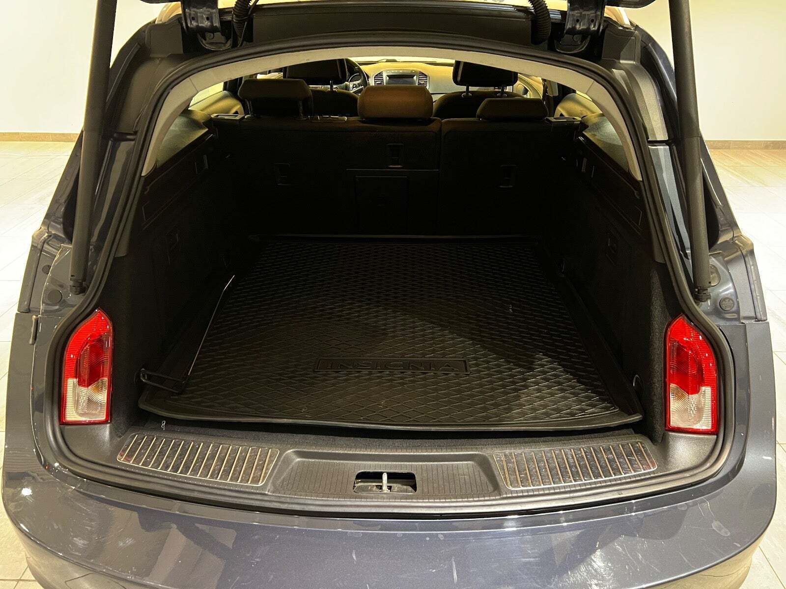 Grå Opel Insignia fra 2010