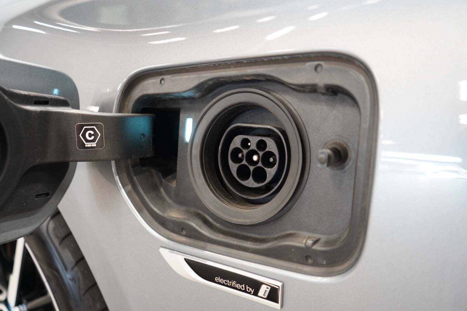 Grå BMW 530e fra 2023