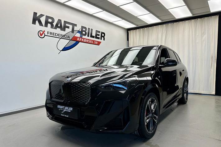 Sort BMW iX1 fra 2024 set udefra