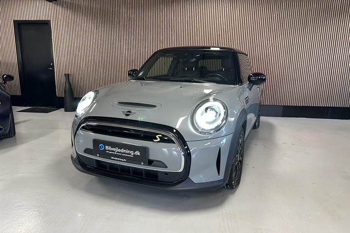 Grå Mini Cooper fra 2022 set udefra