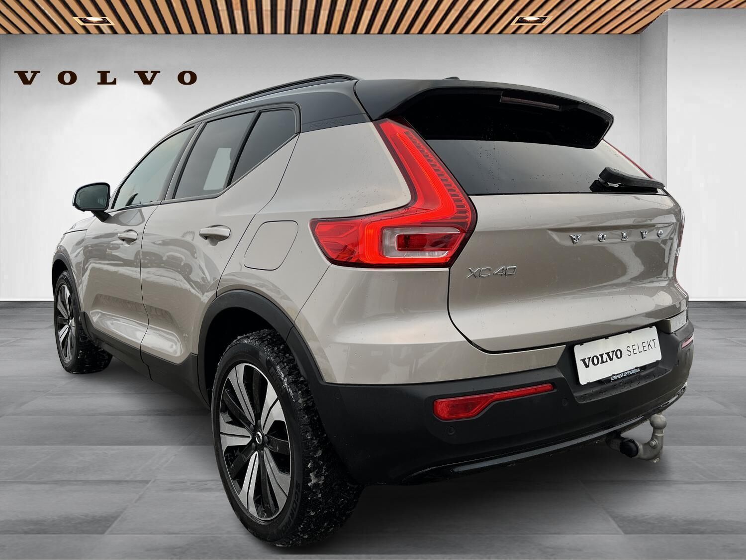 Orange Volvo XC40 fra 2023