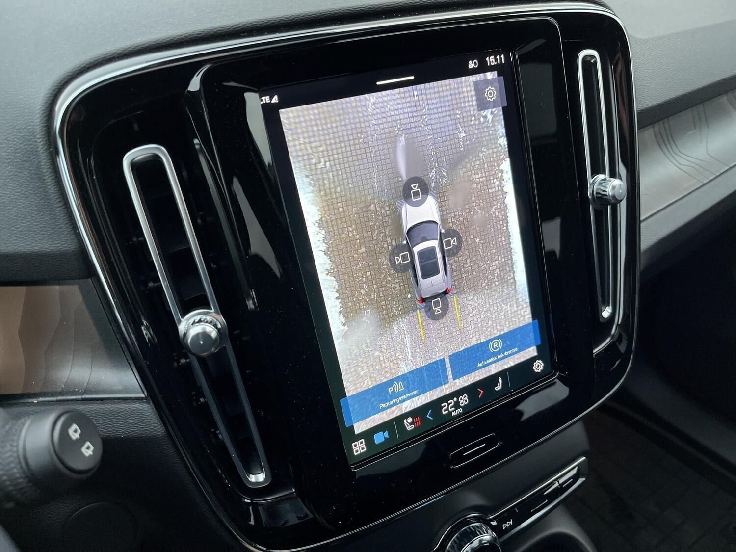 Orange Volvo XC40 fra 2023