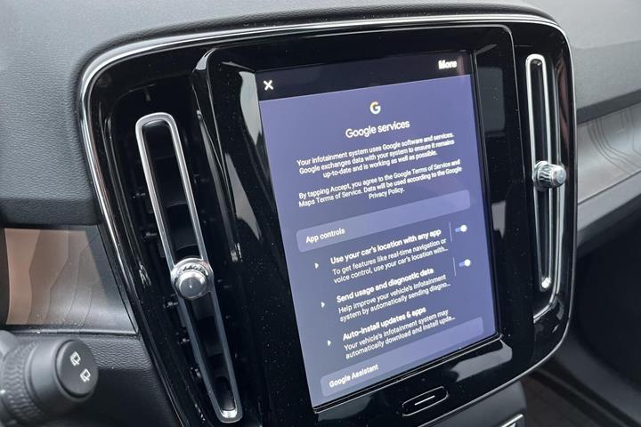 Orange Volvo XC40 fra 2023