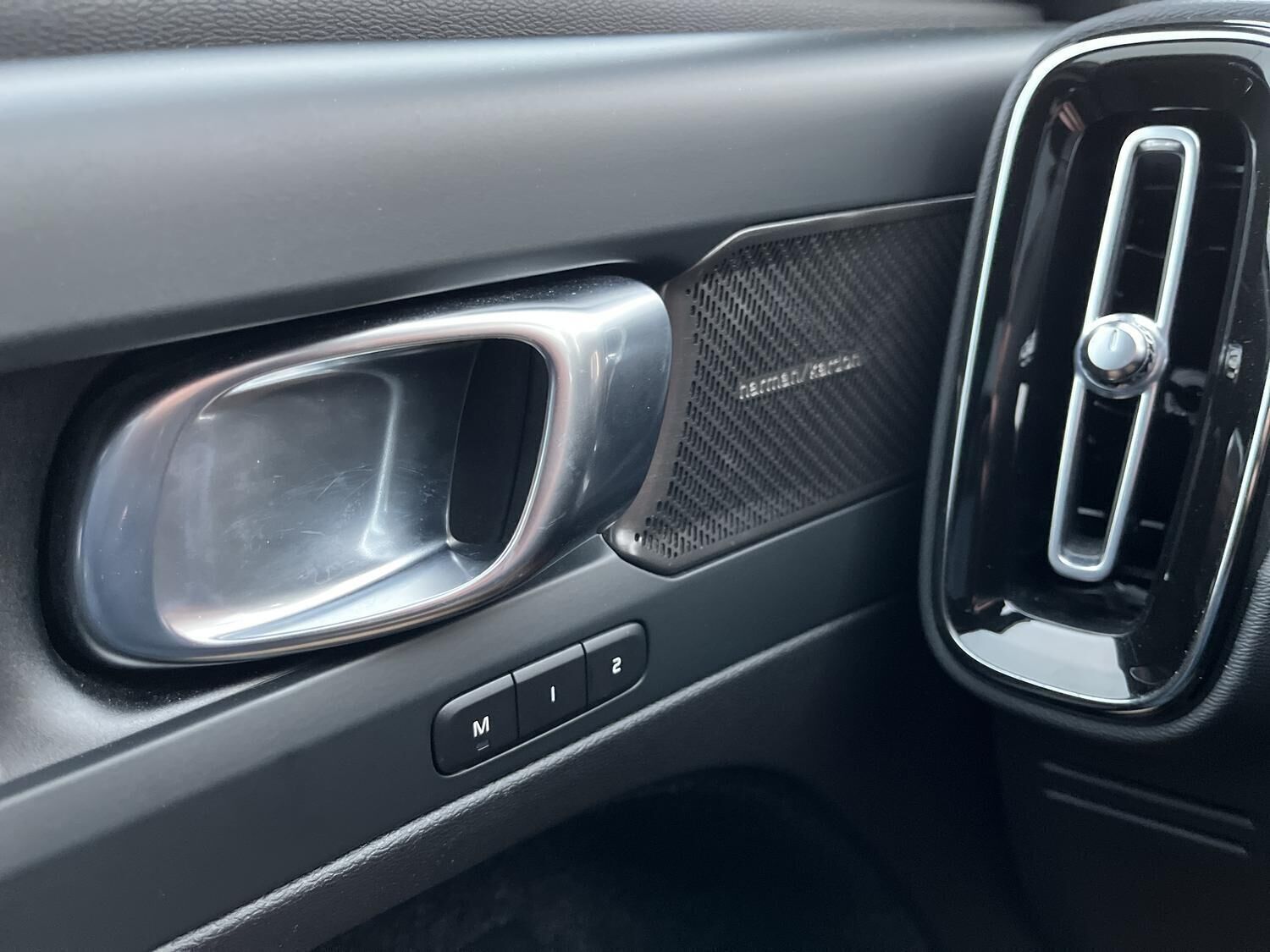 Orange Volvo XC40 fra 2023