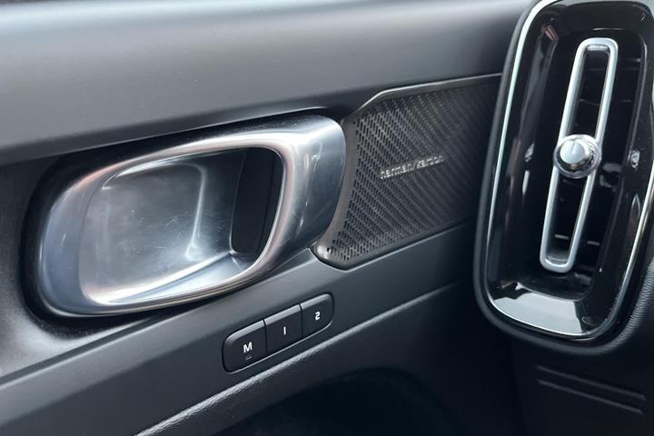 Orange Volvo XC40 fra 2023