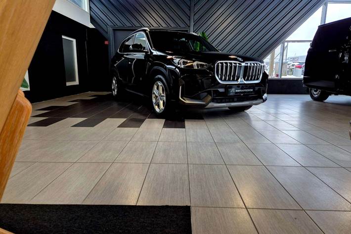 Sort BMW iX1 fra 2024